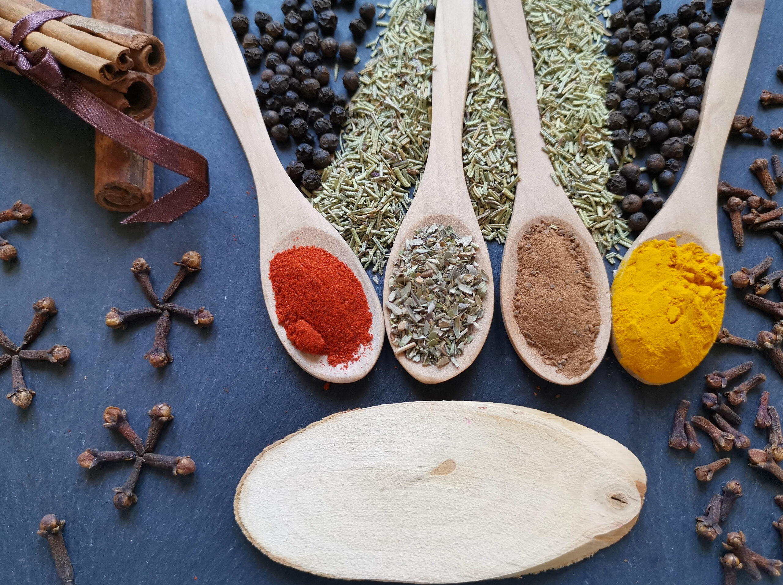 Natural plant ingredients and spices used as phytogenic antioxidants in feed additives supporting animal health and performance.